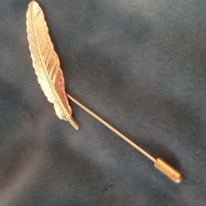 Gold tone vintage style feather Lapel pin .